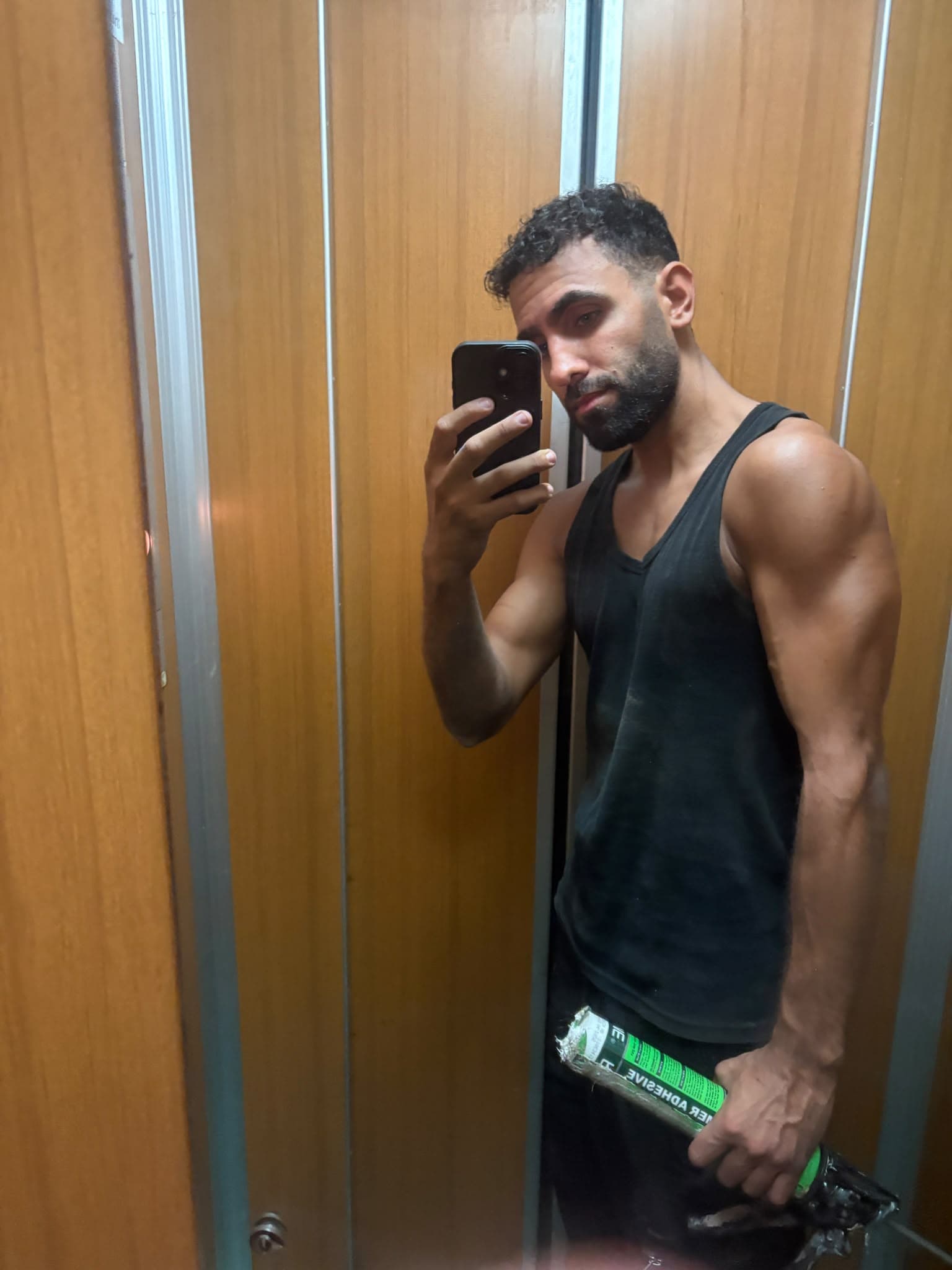 איש הצוות של יונה אאוט עם דבק להתקנה, בדרך לעבודת הרחקת יונים בשטח